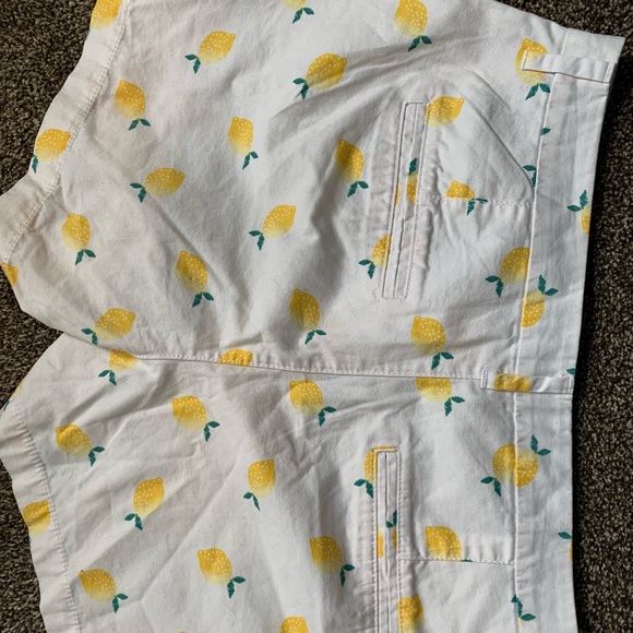 Mid-rise khaki shorts - Picture 2 of 3